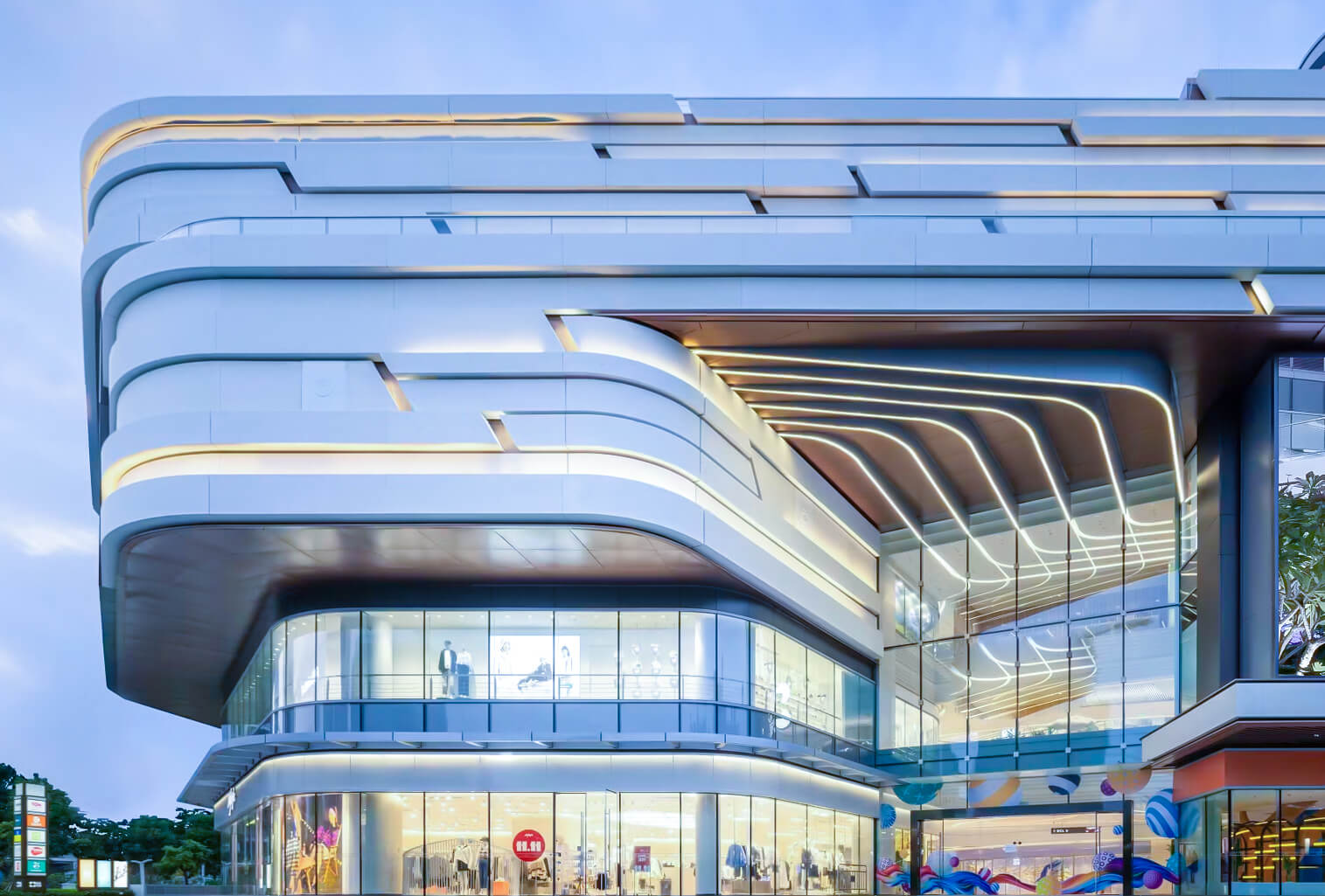 How Can Indoor Location Systems Enhance Shopping Experience in Large Malls?